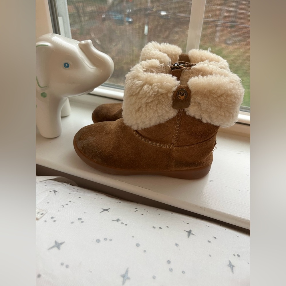 Toddler girl Ugg boots size 9 - Picture 1 of 3